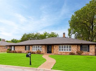 1407 Crescent Dr, Sherman, TX 75092
