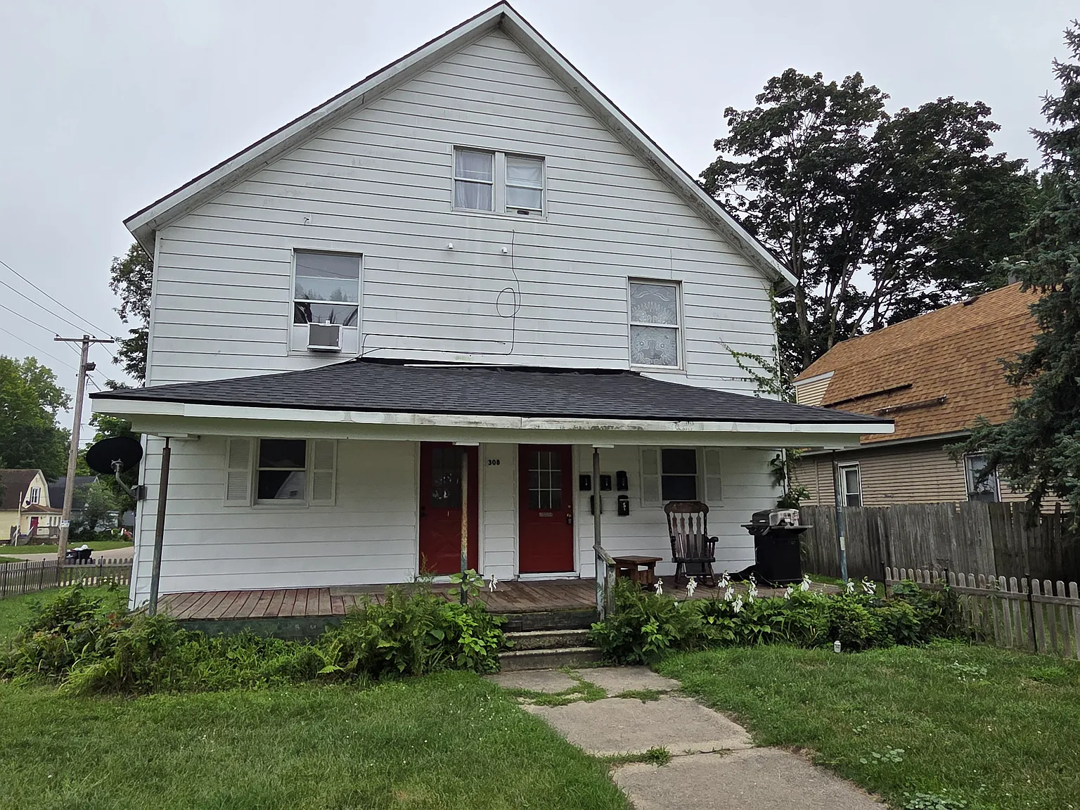 308 E Division St — Photo 1