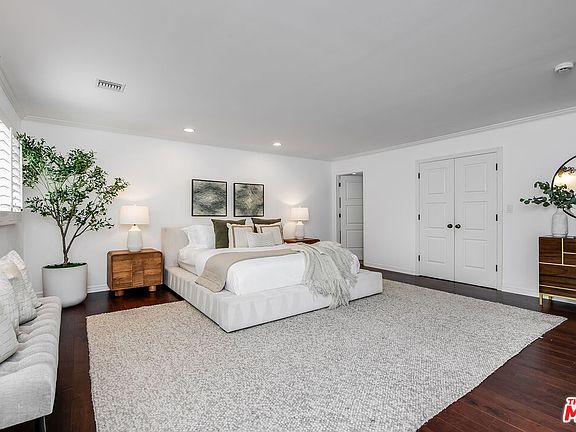 3rd image of 4419 N Clybourn Ave
