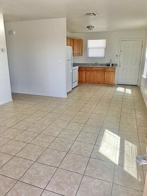3 bed, 2.0 bath, 895 sqft, $1,150 — Photo 4