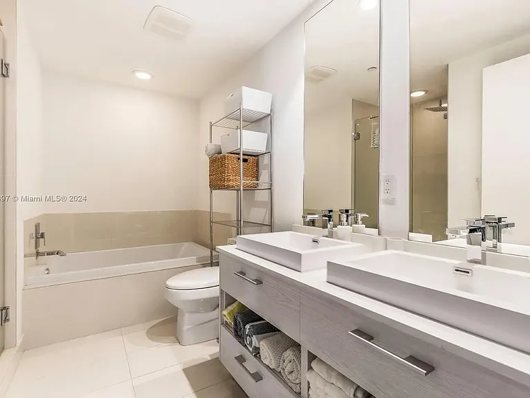 45 SW 9th St #2103 — Photo 11