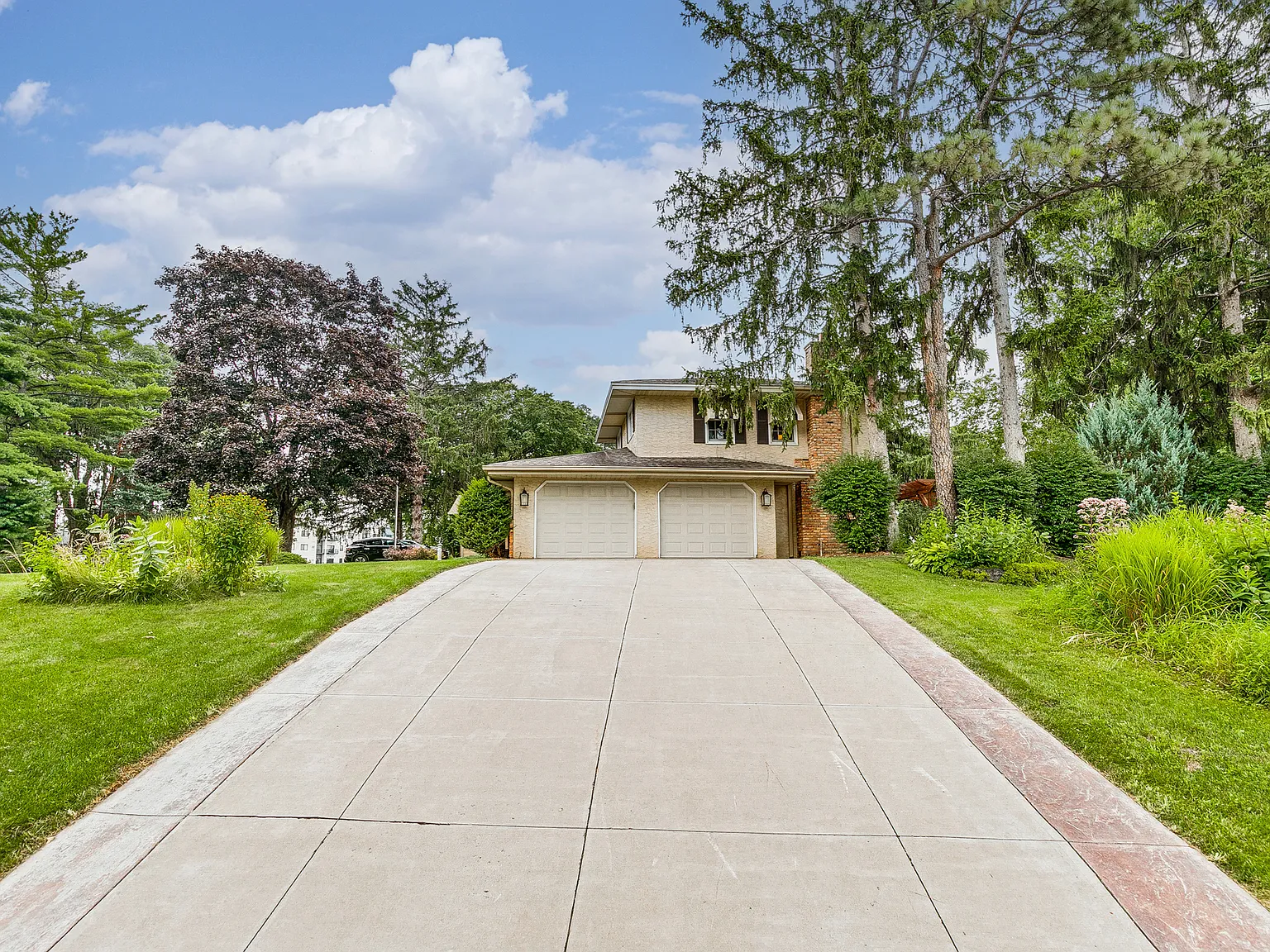 3 bed, 1.5 bath, 2332 sqft, $3,800 — Photo 2