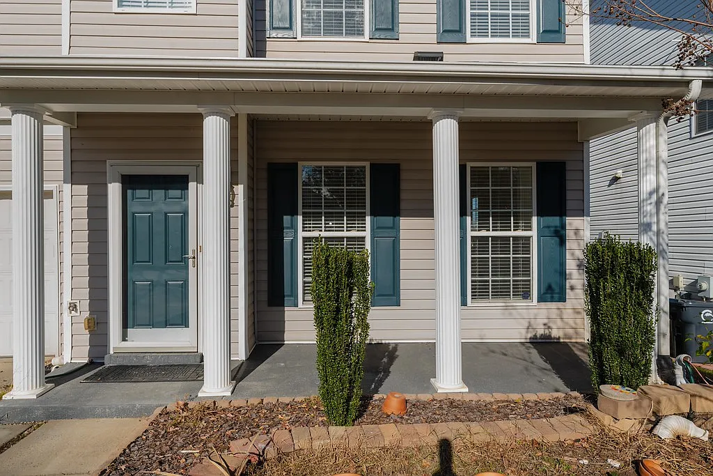 4 bed, 2.5 bath, 4398 sqft, $2,900 — Photo 2
