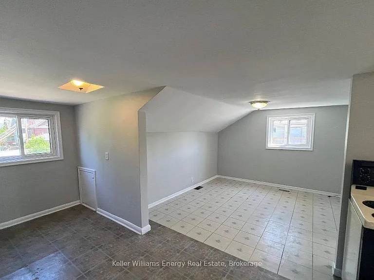 169 Mary St N #2 — Photo 4