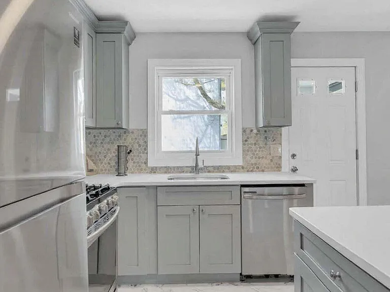 1145 Roe Ave — Photo 2