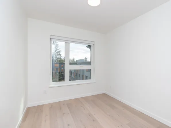 528 E 2nd St #32, North Vancouver, BC V7L 0G8