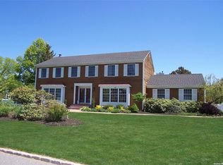 9 Hallock Meadow Dr, Stony Brook, NY 11790