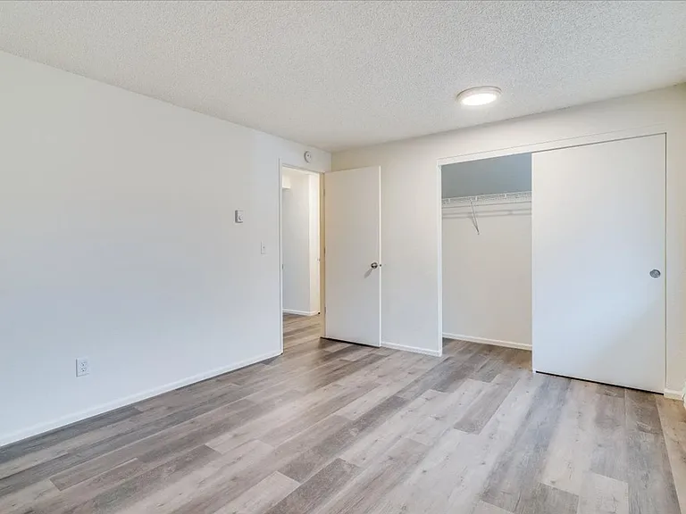 Barclay Square Where Convenience Meets Community Up to 1-Month Free! — Photo 34