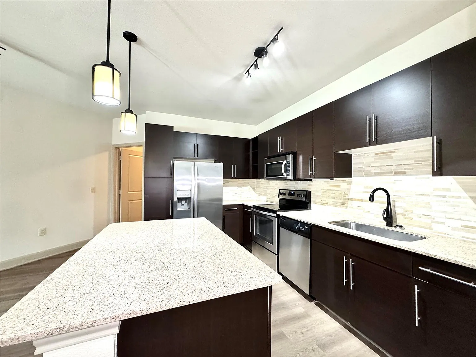 1 bed, 1.0 bath, 978 sqft, $1,550 — Photo 4