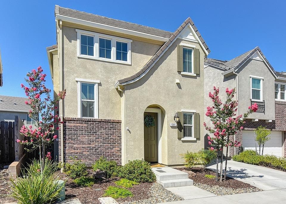 1st image of 1061 Bridlewood Dr