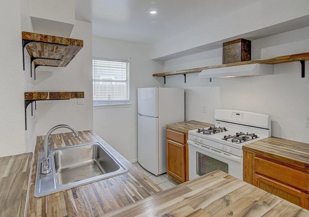 2 bed, 1.0 bath, 1804 sqft, $1,395 — Photo 4