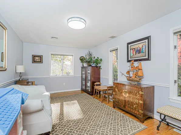 20 Signal Hill Road image 33 of 44