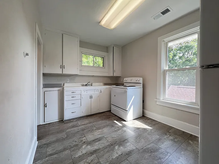 595 W 17th St #1/2 — Photo 4