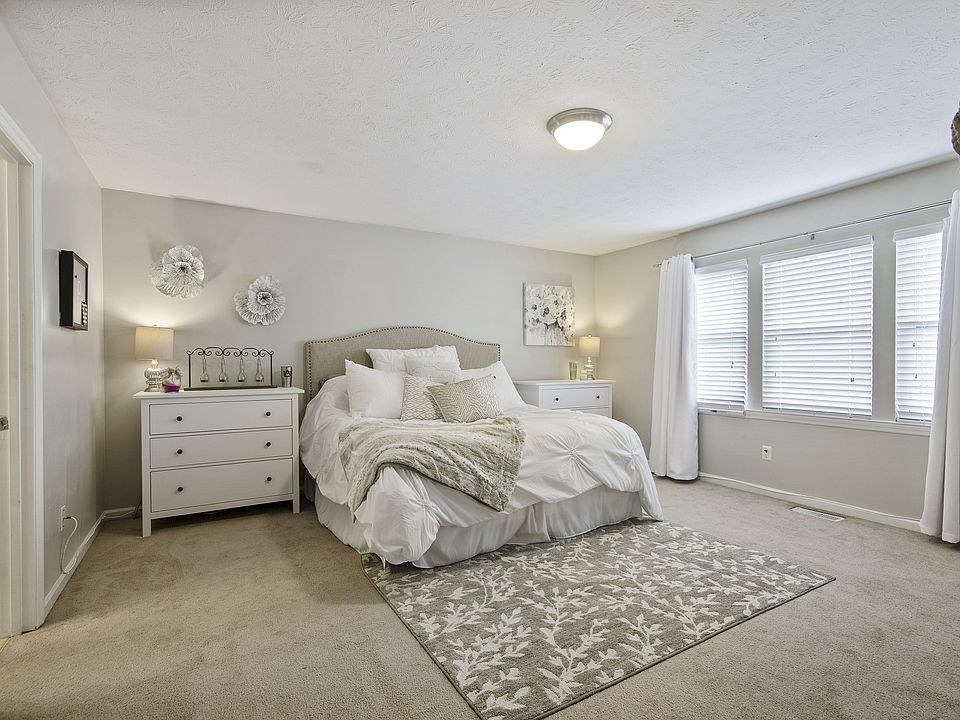Logan-Square-Apartments-Near-Auburn-Bedroom