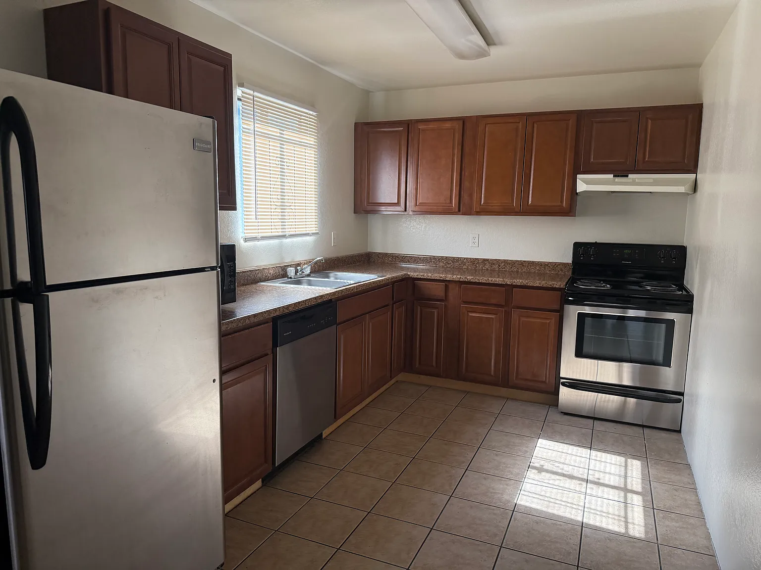 4 bed, 1562 sqft, $3,200 — Photo 3