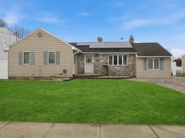 38 Bacon Lane, Babylon, NY 11702