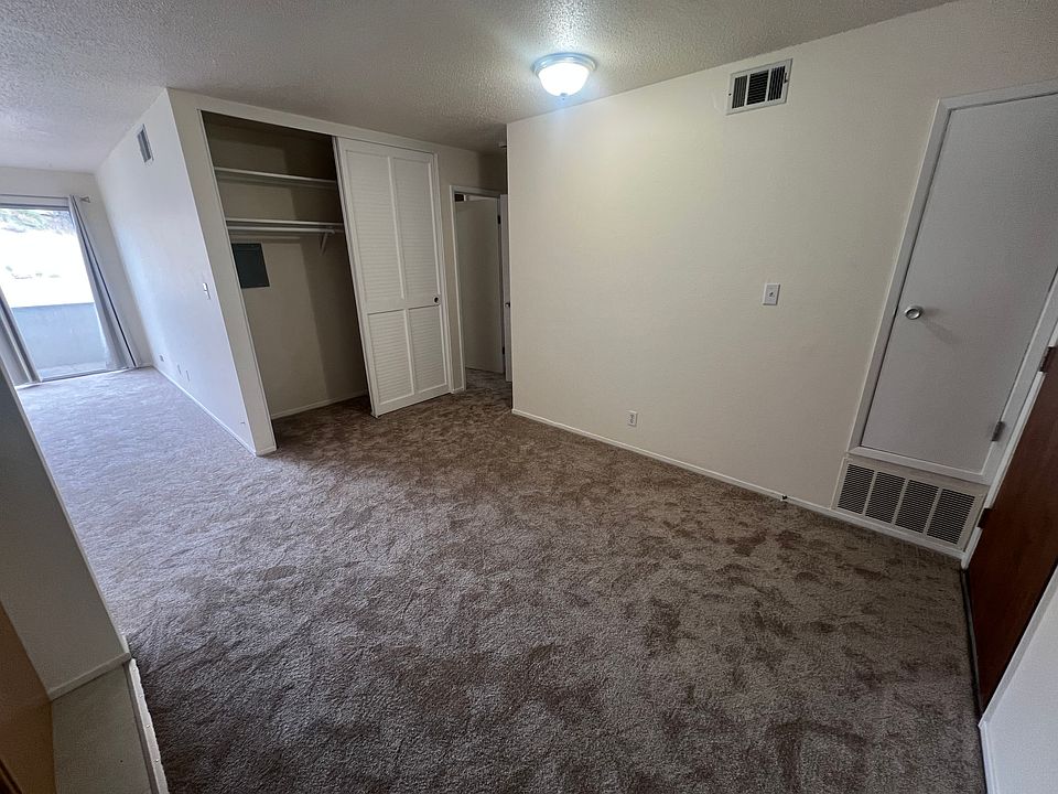 Entry/Dining Area