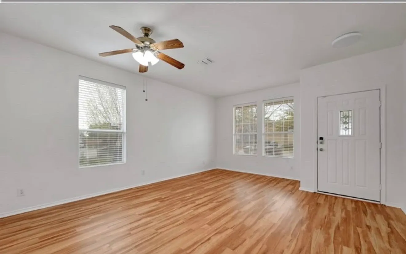 5 bed, 3030 sqft, $2,450 — Photo 2