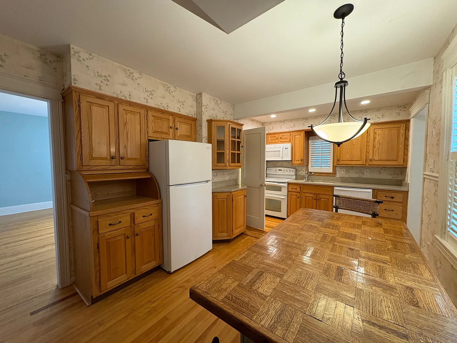 3 bed, $3,200 — Photo 2