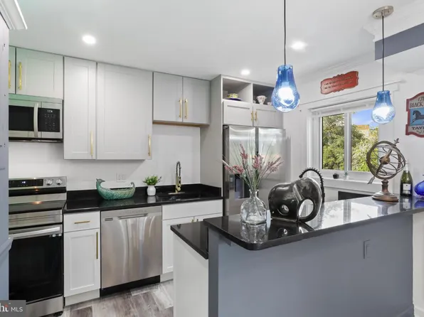 3320 S 28th St APT 403, Alexandria, VA 22302