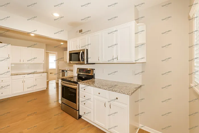 9802 England Dr — Photo 6