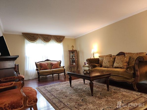 4 Hollis Rd, East Brunswick, NJ 08816