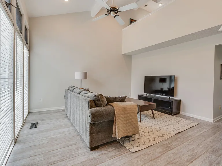 5009 Emerald Dr — Photo 7