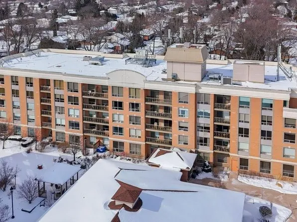 100 Burloak Dr #2207, Burlington, ON L7L 6P6