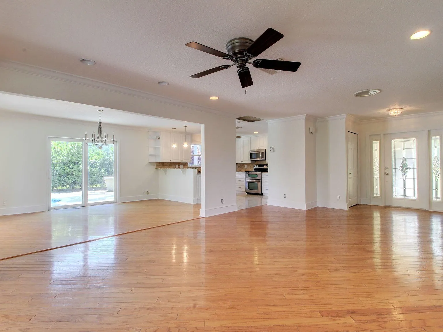 3 bed, 2.0 bath, 1625 sqft, $5,800 — Photo 3