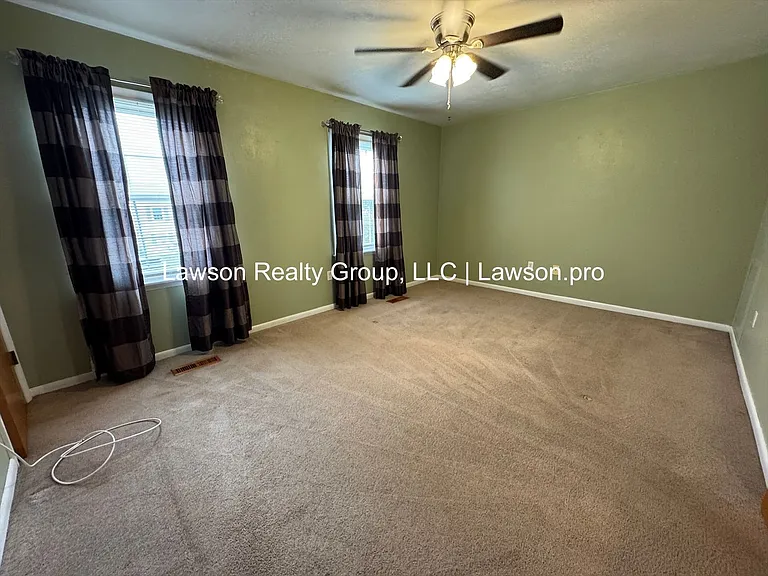 107 Oxford Sq — Photo 17