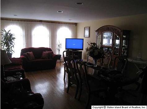 3rd image of 210 Essex Dr