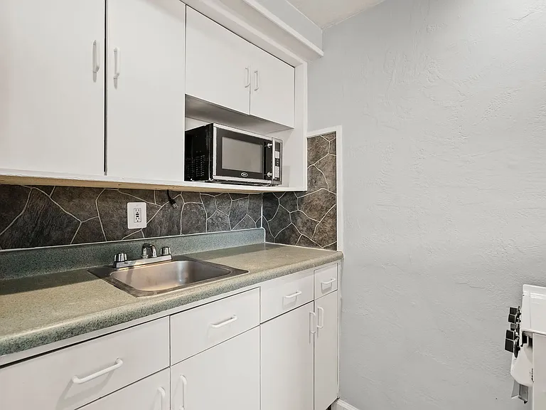 2150 Victorian Ave — Photo 9