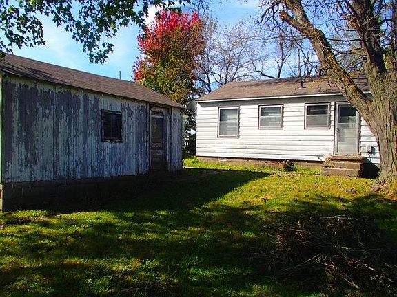 2nd image of 1131 N Hickory St