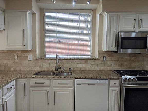 5th image of 2721 Laurel Hill Dr