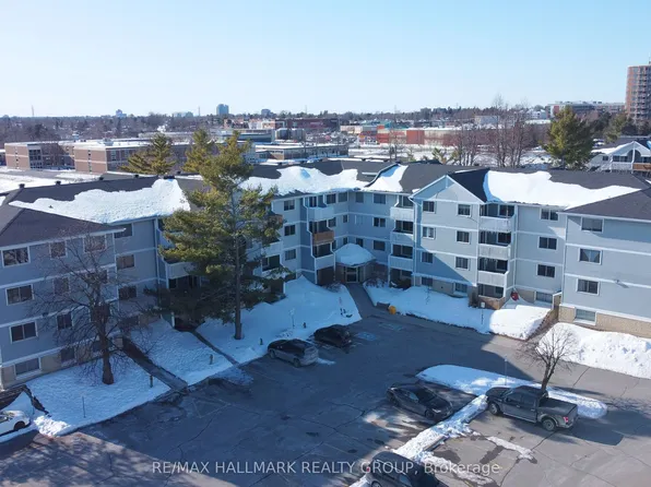 214 Viewmount Dr #310, Ottawa, ON K2E 7X3