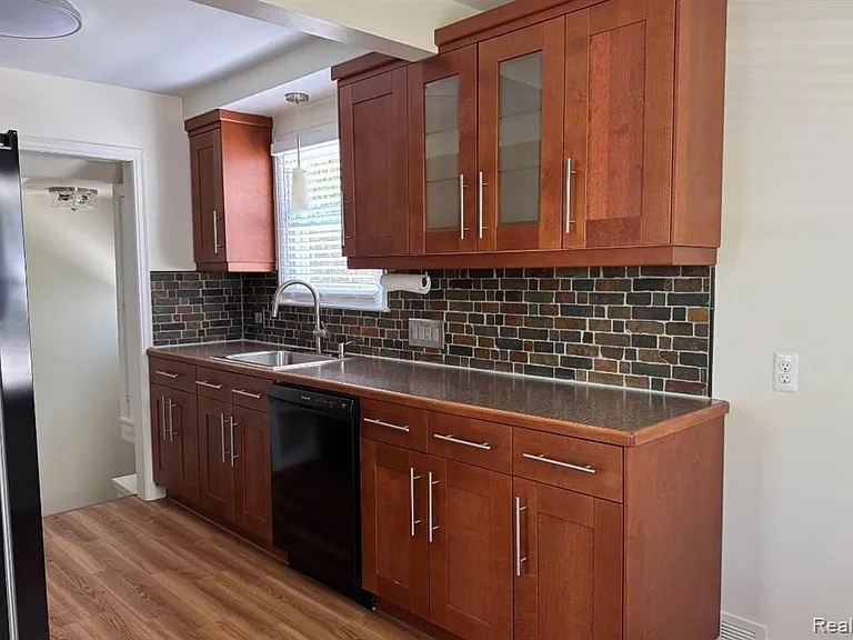 128 Girard Ave — Photo 8