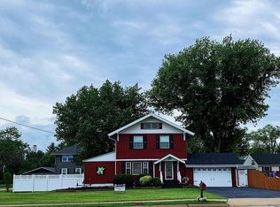 3211 7th St, Moline, IL 61265