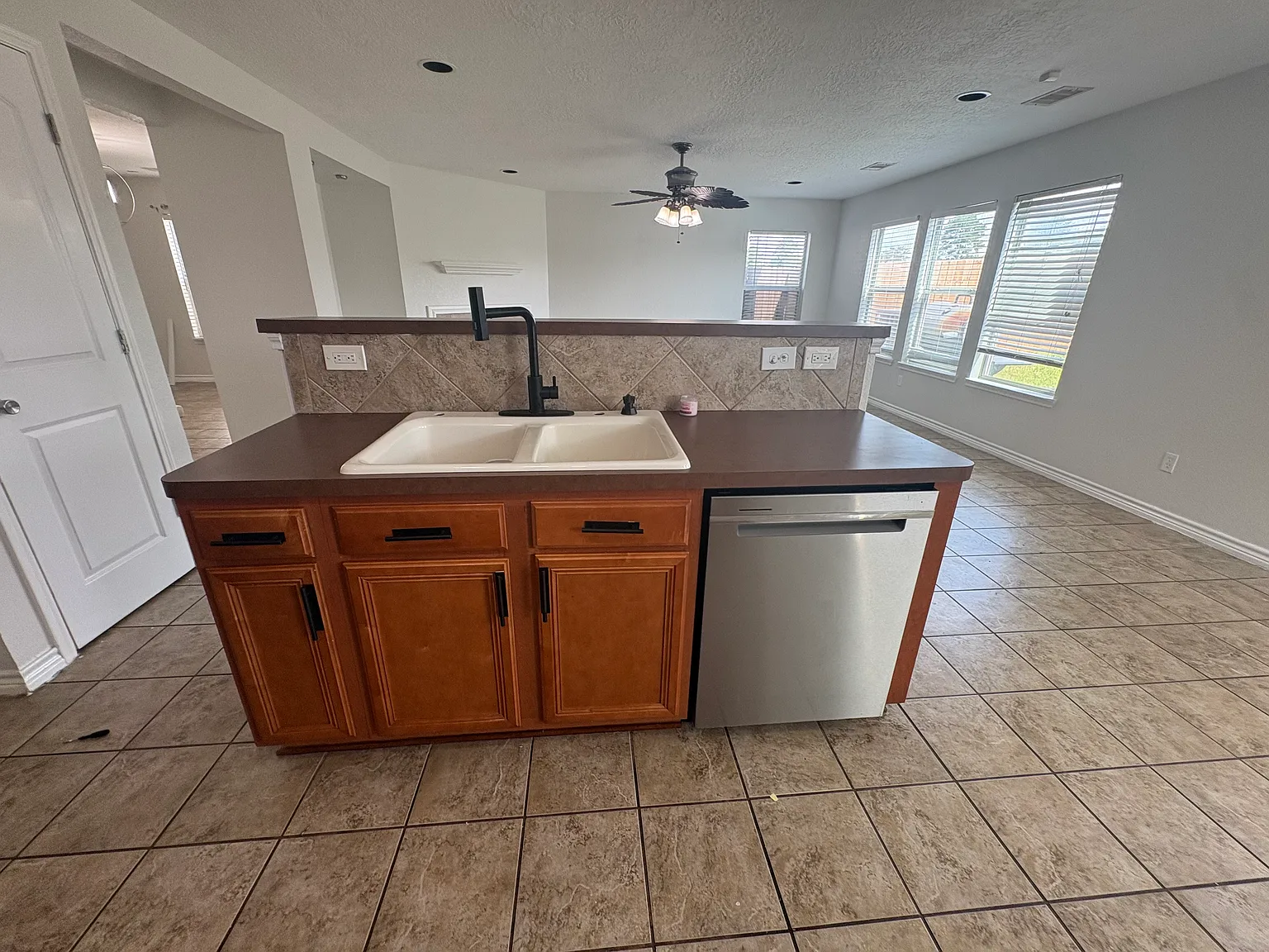 3 bed, 2.5 bath, 2368 sqft, $2,250 — Photo 4