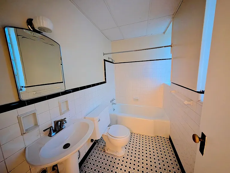 LAGARDE APARTMENTS — Photo 6
