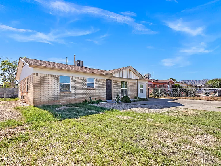 5516 Fairbanks Dr — Photo 2