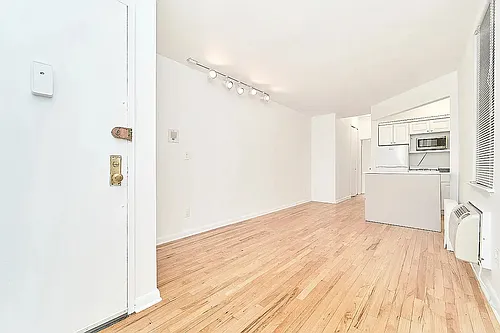 217 E 25th St #4DD Photo 1