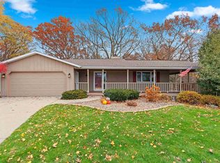1553 Rustic Ridge Ct, Green Bay, WI 54311