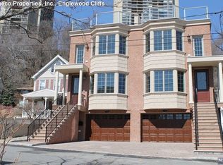 17 Lasher Ln, Edgewater, NJ 07020