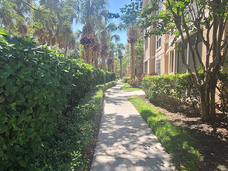 2201 Bay Club Cir — Photo 5