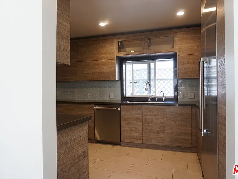 221 N Bowling Green Way — Photo 6
