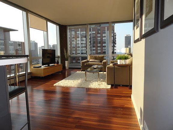 3rd image of 1300 N Astor St Unit 22C