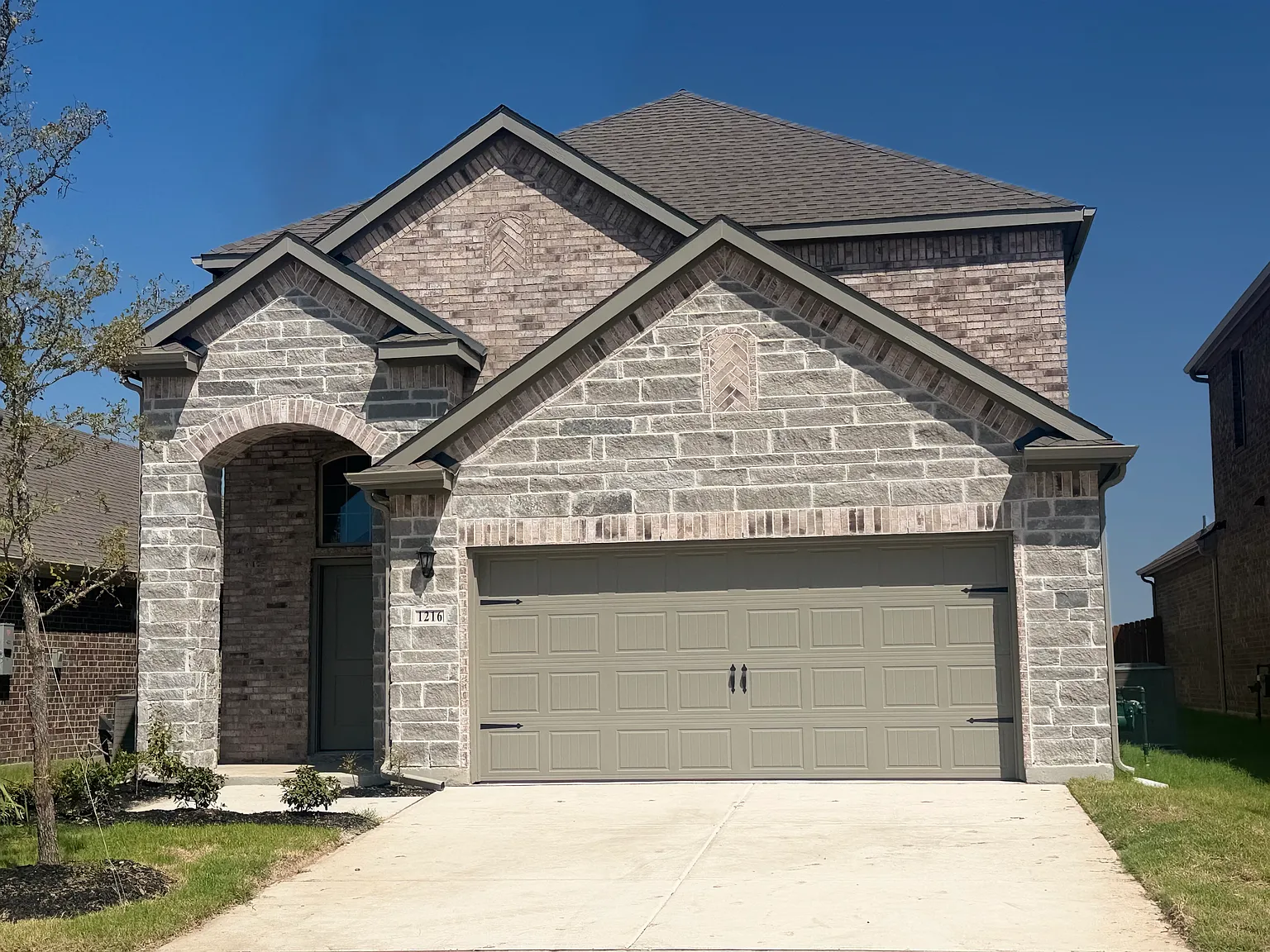 4 bed, 3.5 bath, 2433 sqft, $2,500 — Photo 1