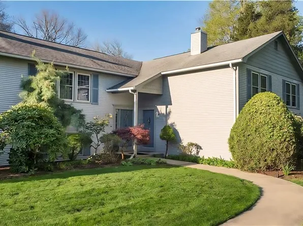 11 Elm Dr, North Kingstown, RI 02852