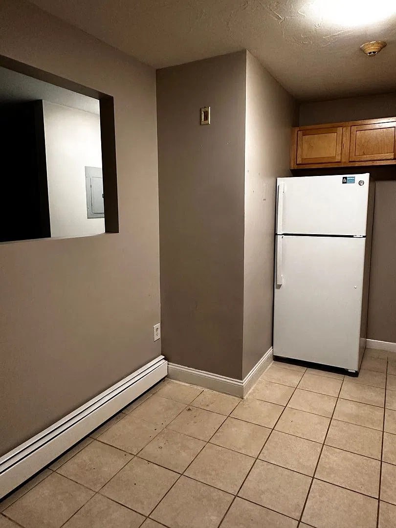 Spacious 2 Bed/1.5 Bath in Cranston! — Photo 2