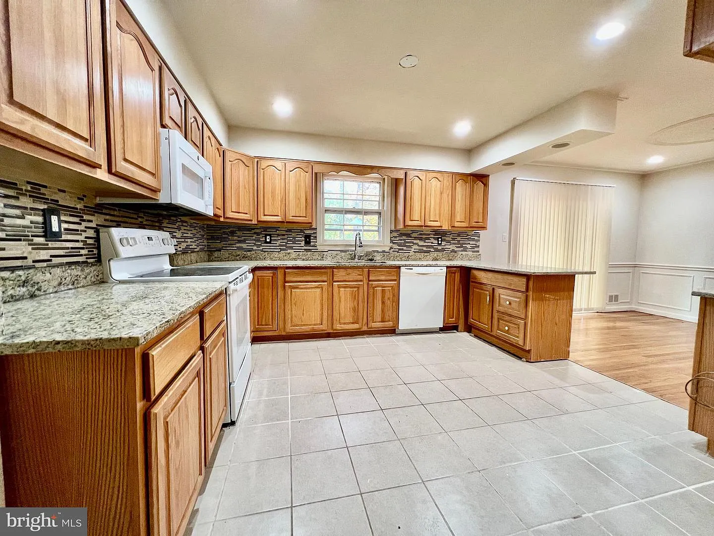 5 bed, 3.5 bath, 3882 sqft, $4,500 — Photo 3
